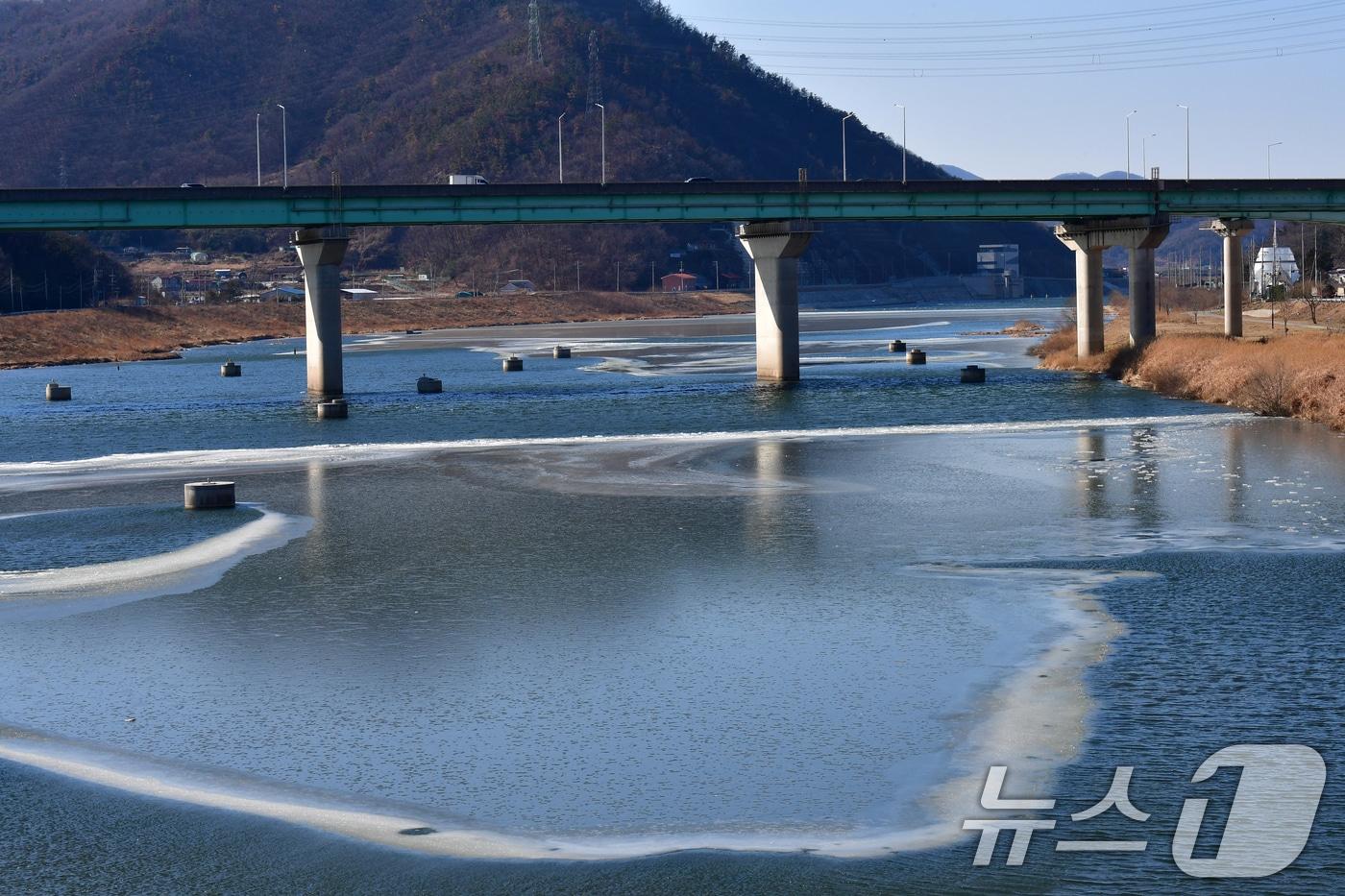 동장군이 기세를 부린 11일 경북 포항시 남구 연일읍 형산강 상류 곳곳이 얼어있다. 2026.1.11/뉴스1 ⓒ News1 최창호 기자