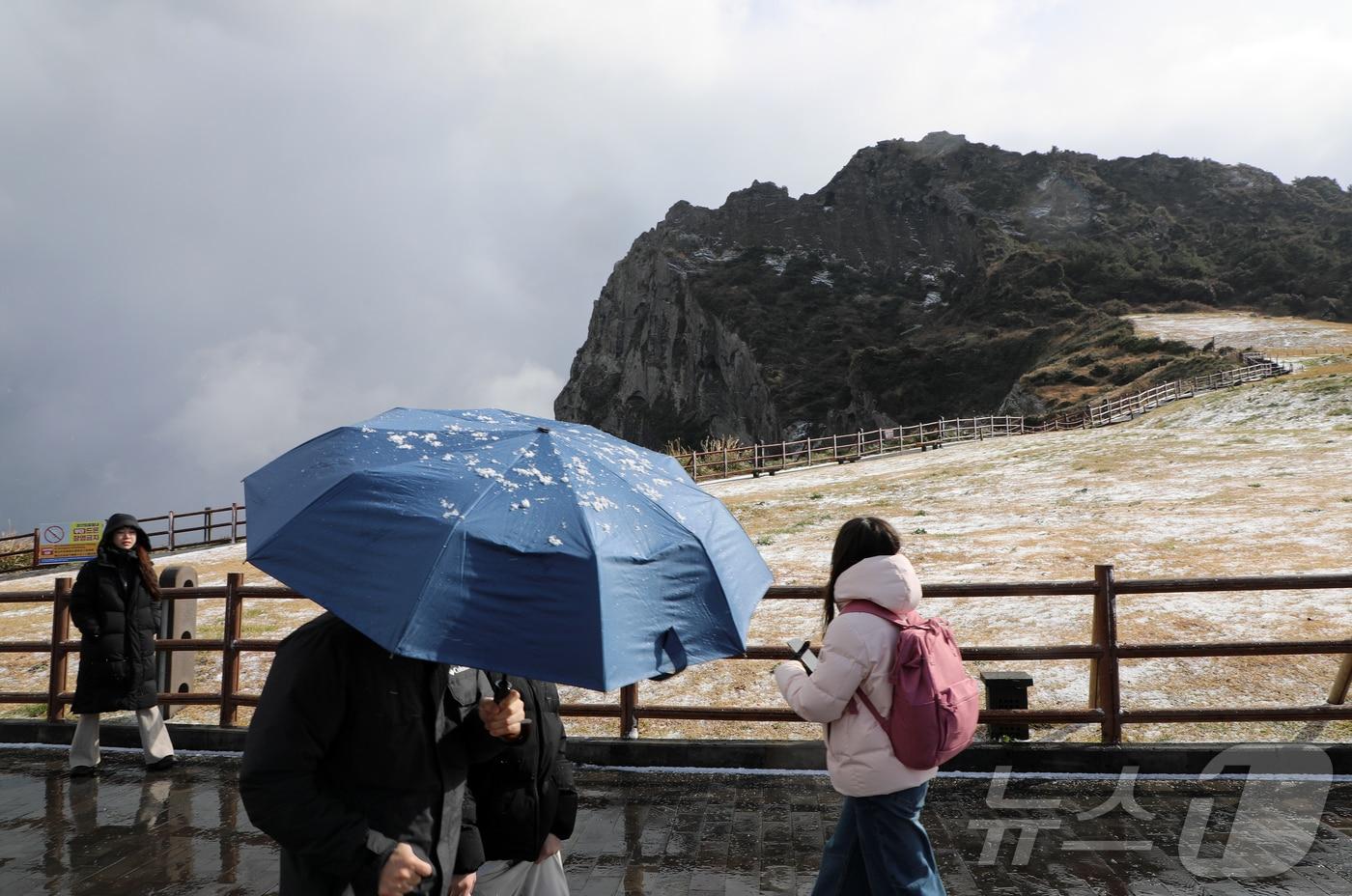 본문 이미지 - 서귀포시 성산일출봉에 눈이 내리고 있다. 2026.1.11 / ⓒ 뉴스1 오미란 기자
