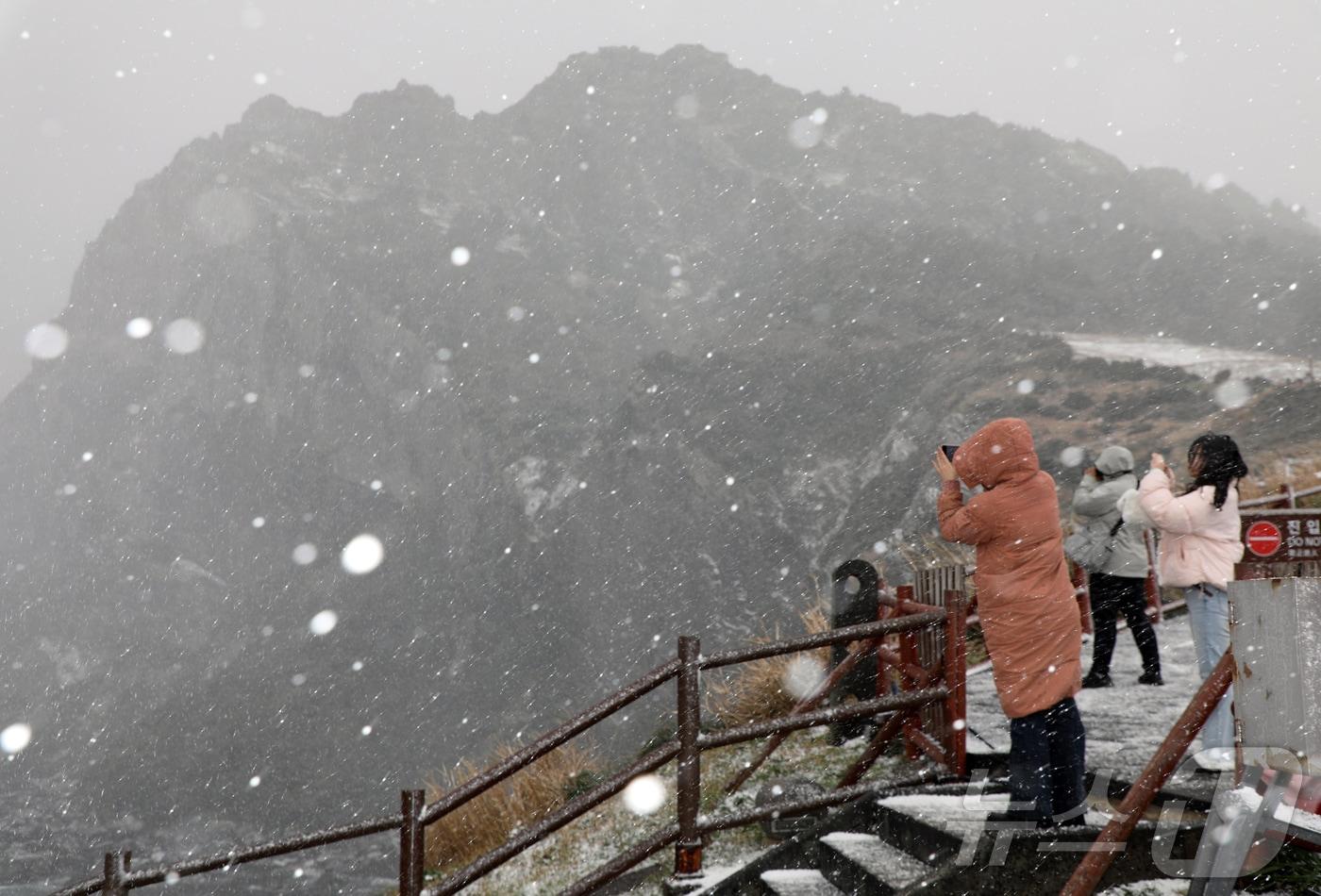 본문 이미지 - 지난 11일 오후 서귀포시 성산일출봉에 눈보라가 치고 있다. 2026.1.11/뉴스1 ⓒ News1 오미란 기자