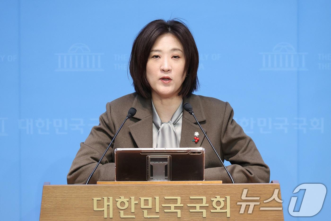 본문 이미지 - 최보윤 국민의힘 수석대변인이 11일 서울 여의도 국회 소통관에서 현안 브리핑을 하고 있다. 2026.1.11 ⓒ 뉴스1 신웅수 기자