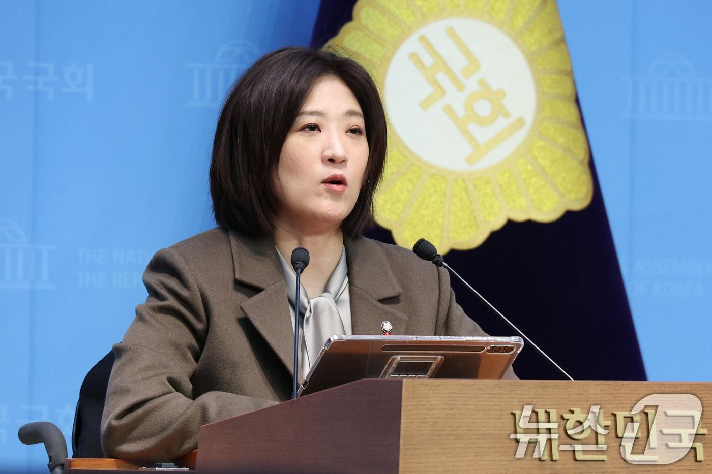 본문 이미지 - 최보윤 국민의힘 수석대변인이 11일 서울 여의도 국회 소통관에서 현안 브리핑을 하고 있다. 2026.1.11/뉴스1 ⓒ News1 신웅수 기자