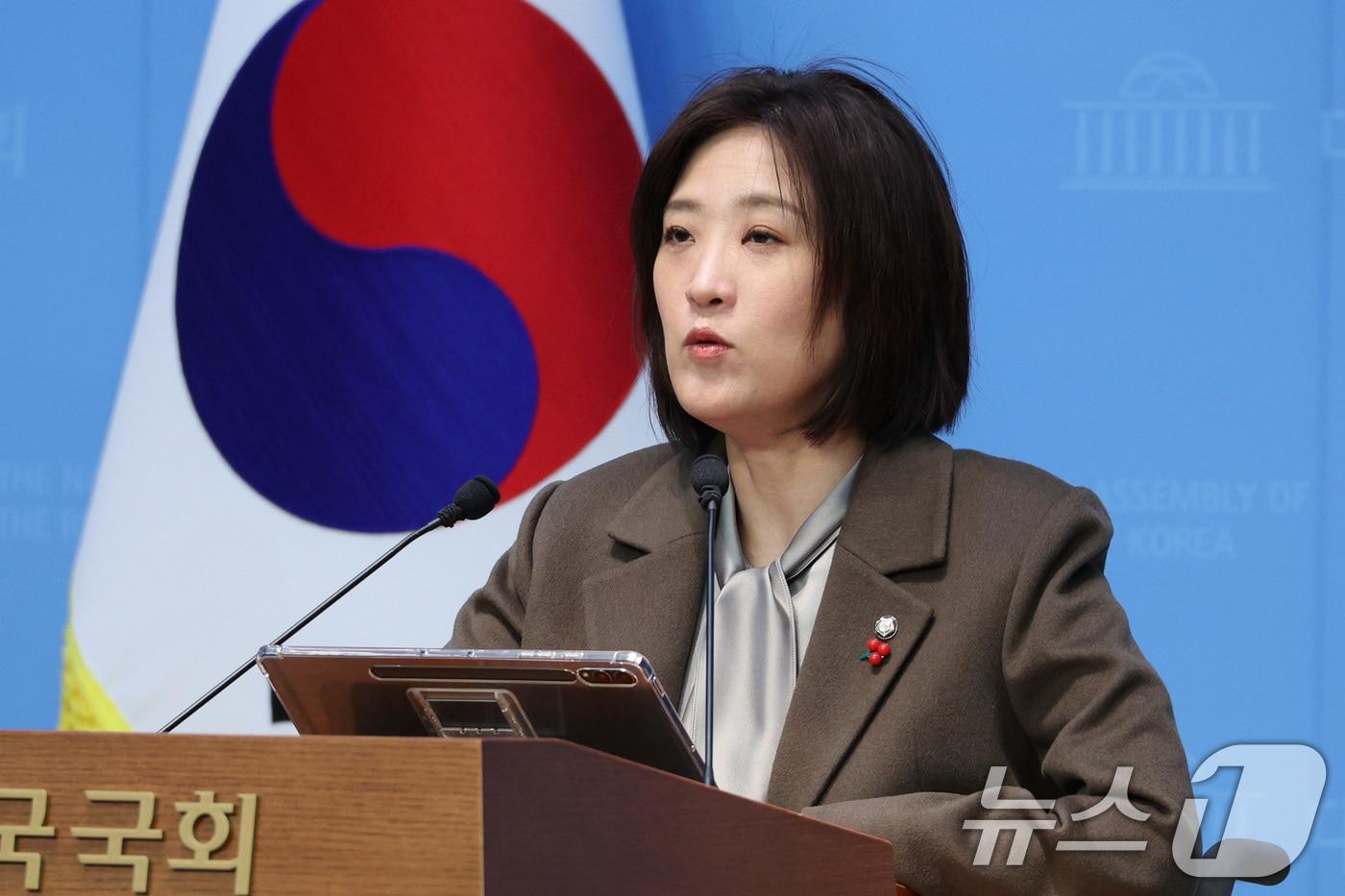 본문 이미지 - 최보윤 국민의힘 수석대변인이 지난 11일 서울 여의도 국회 소통관에서 현안 브리핑을 하고 있다. 2026.1.11/뉴스1 ⓒ News1 신웅수 기자