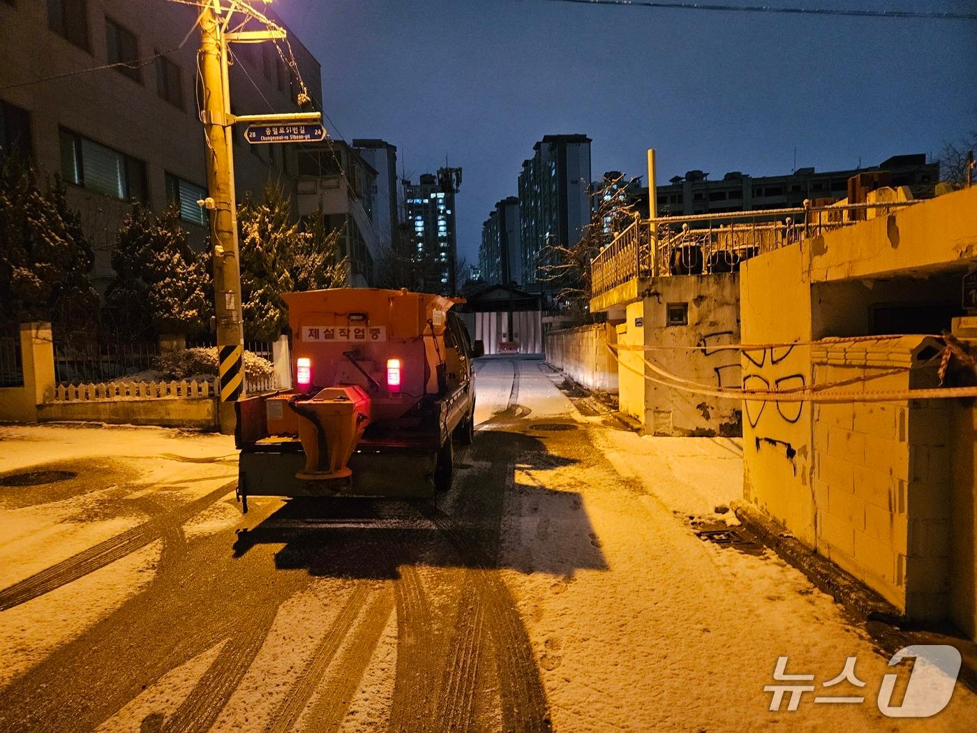 본문 이미지 - 제설 작업.(청주시 제공. 재판매 및 DB금지)/뉴스1