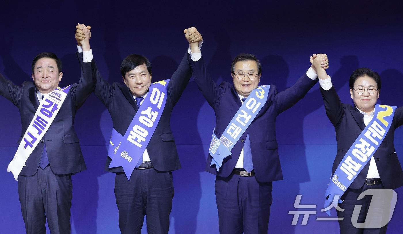 강득구(왼쪽부터), 이성윤, 이건태, 문정복 더불어민주당 최고위원 후보가 11일 서울 여의도 국회 의원회관에서 열린 후보자 합동연설회에서 당원들에게 인사하고 있다. 2026.1.11/뉴스1 ⓒ News1 신웅수 기자