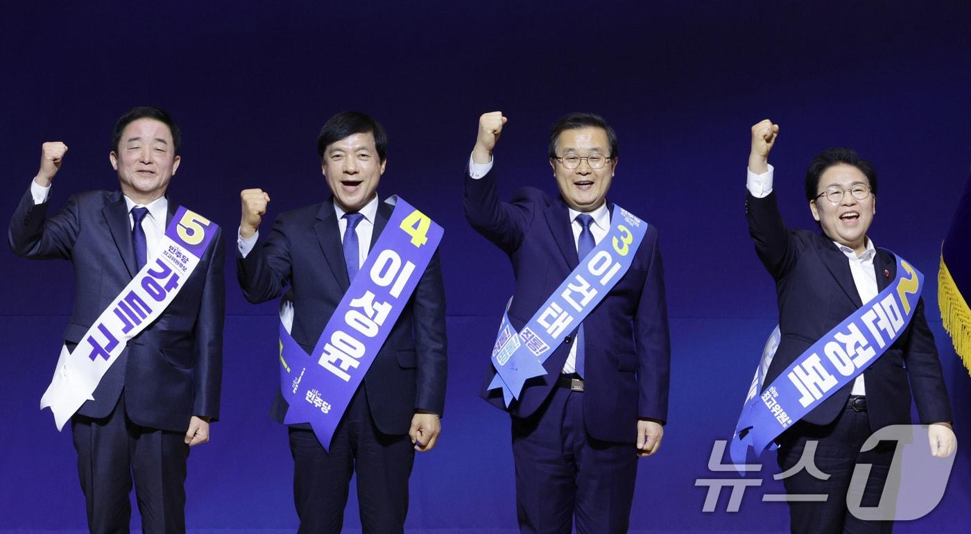 강득구(왼쪽부터), 이성윤, 이건태, 문정복 더불어민주당 최고위원 후보가 11일 서울 여의도 국회 의원회관에서 열린 후보자 합동연설회에서 당원들에게 인사하고 있다. 2026.1.11/뉴스1 ⓒ News1 신웅수 기자