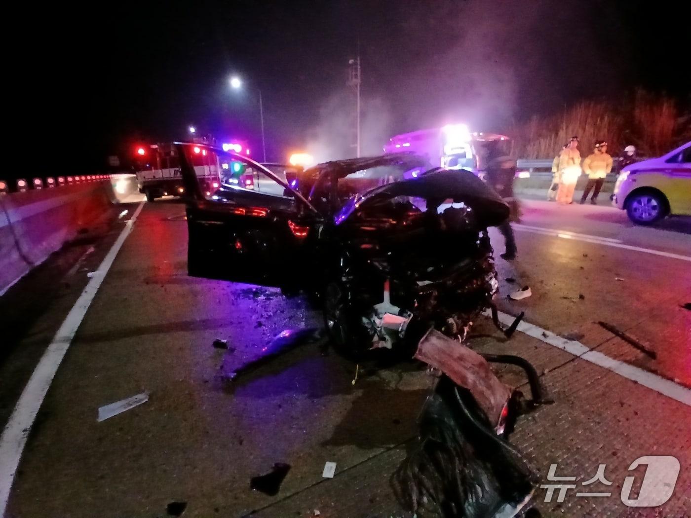 본문 이미지 - 4일 오전 1시 23분께 서해안고속도로 상행선 고창분기점 인근에서 발생한 교통사고 현장에서 수습하던 경찰관 등 2명이 SUV에 치여 숨졌다.(전북 소방 제공. 재판매 및 DB 금지)