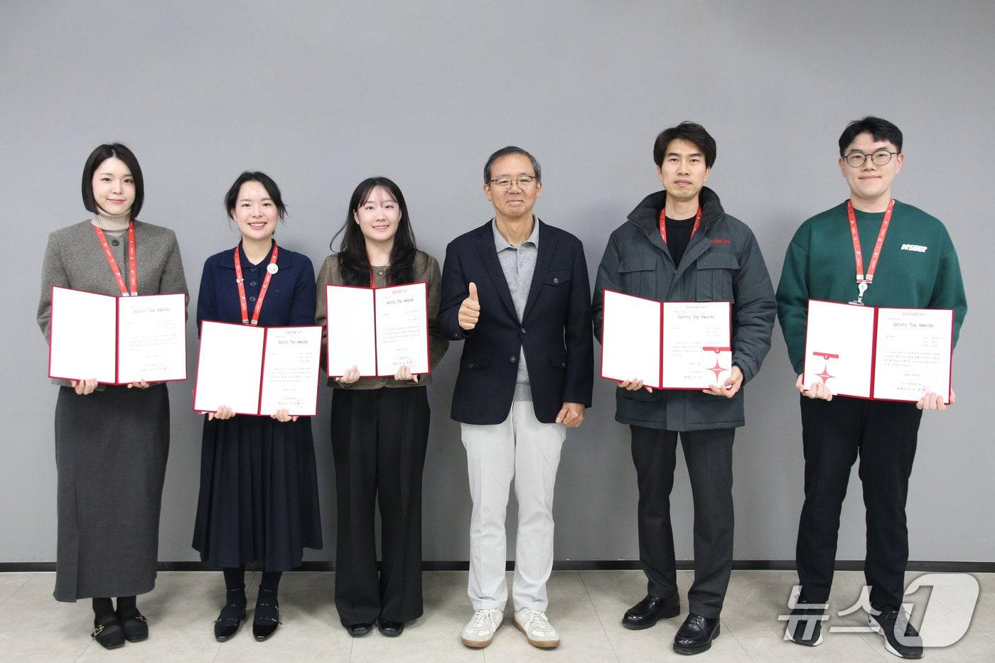 지난 9일 오후 이스타항공 마곡 본사 대회의실에서 열린 ‘2025년 안전 포상 시상식’에서 조중석 대표이사(왼쪽 네 번째)와 포상 수여자들이 기념 촬영을 하고 있다.(이스타항공 제공) 