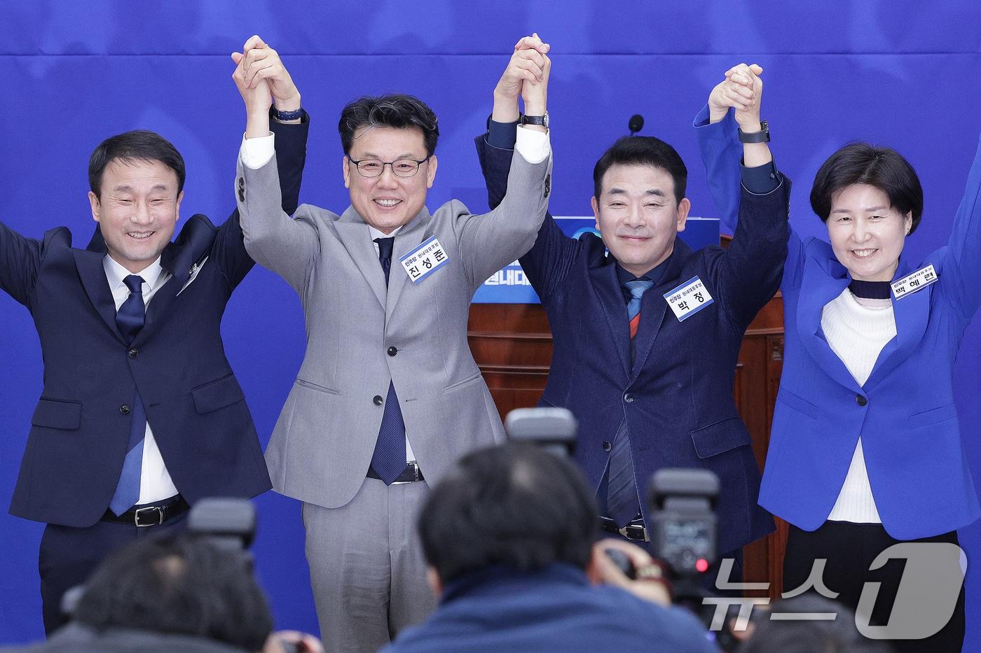 한병도(왼쪽부터), 진성준, 박정, 백혜련 더불어민주당 원내대표 후보가 11일 서울 여의도 국회에서 열린 원내대표 선출 의원총회에서 인사하고 있다. 2026.1.11/뉴스1 ⓒ News1 신웅수 기자