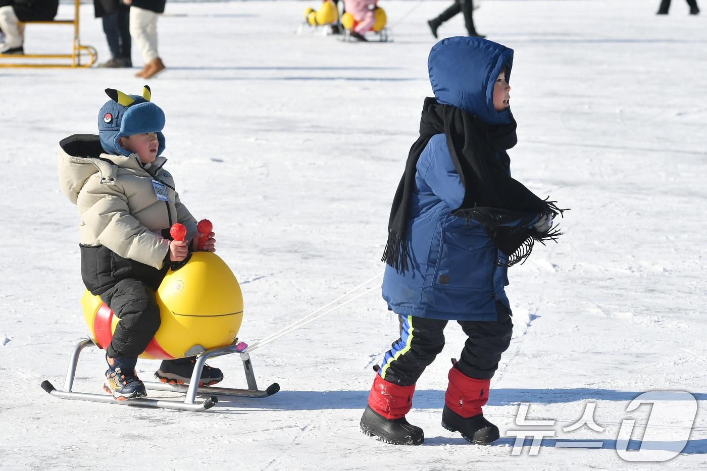 본문 이미지 - 2026 화천산천어축제장 얼음썰매 즐기는 아이들. (화천군 제공. 재판매 및 DB 금지) 