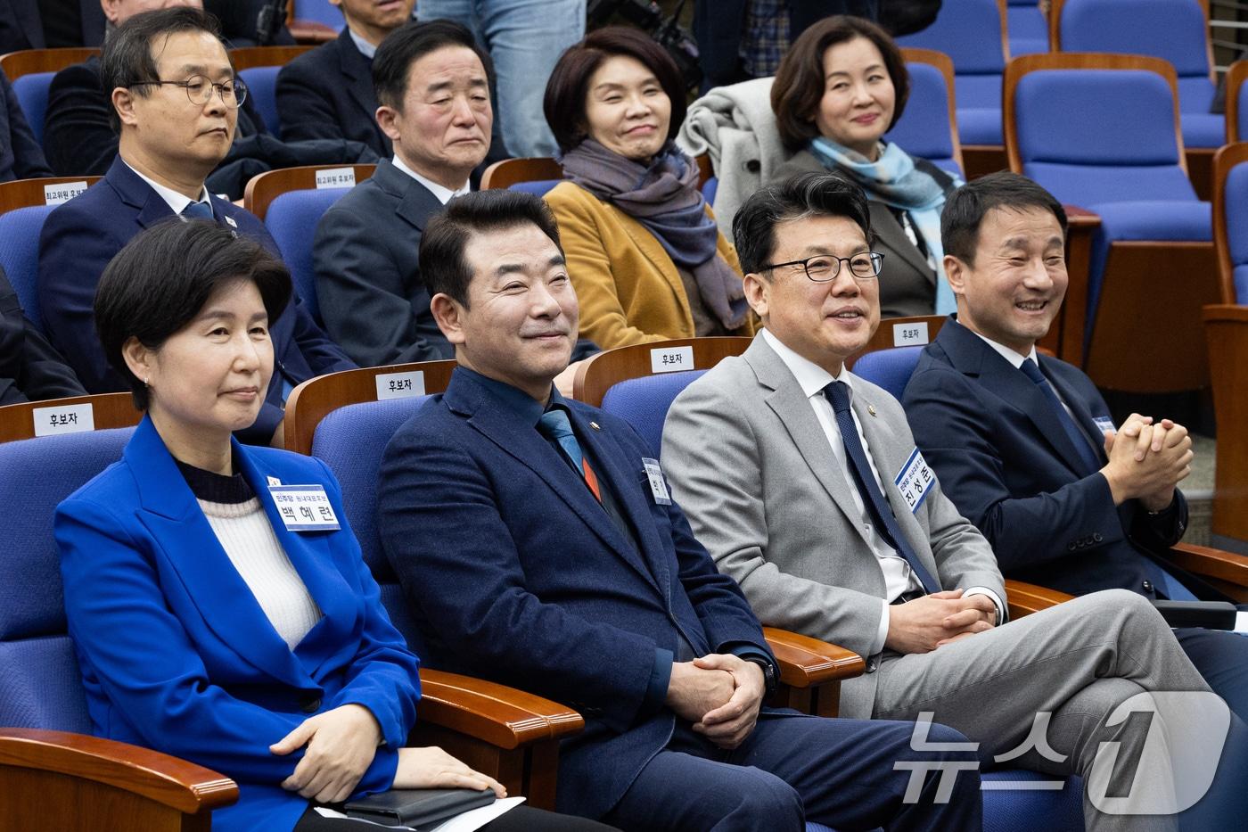 더불어민주당 원내대표 후보들이 11일 서울 여의도 국회에서 열린 제22대 국회 더불어민주당 원내대표 선출을 위한 의원총회에서 정청래 대표의 인사말을 경청하고 있다. 왼쪽부터 백혜련, 박정, 진성준, 한병도 후보. 2026.1.11/뉴스1 ⓒ News1 유승관 기자