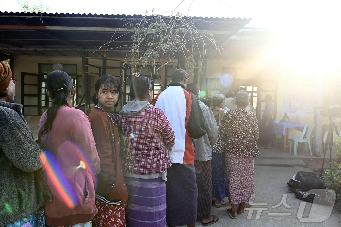 11일 미얀마 양곤 카우무 타운십의 한 투표소에서 유권자들이 줄을 서서 2차 총선 투표를 기다리고 있다. 2026.01.11.ⓒ AFP=뉴스1