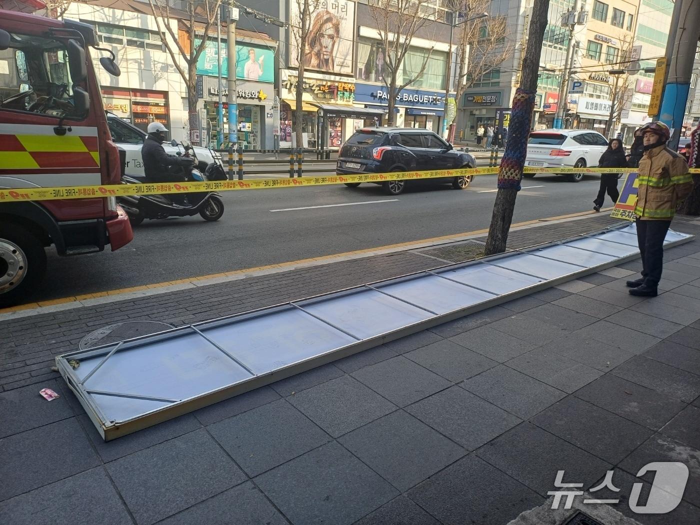 본문 이미지 - 10일 오전 10시 21분쯤 중구 대청동에서 간판이 보행로로 떨어져 소방이 안전 조치하고 있다.(부산소방재난본부 제공. 재판매 및 DB금지)