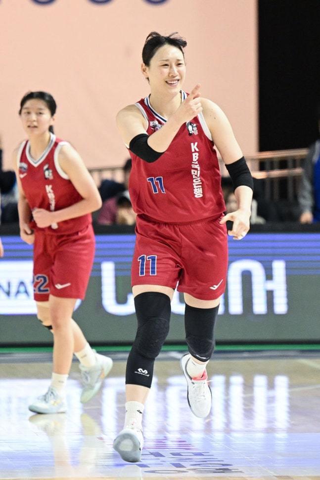 본문 이미지 - 트리플 더블을 달성한 청주 KB 강이슬. (WKBL 제공)