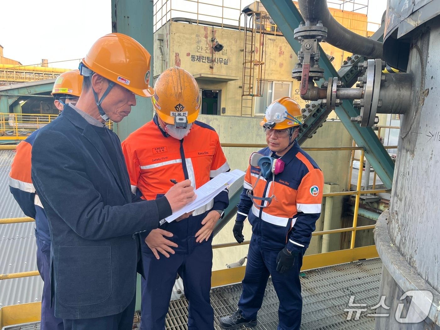 본문 이미지 - 울산소방본부 관계자들이 고려아연 온산제련소를 대상으로 소방안전관리 체계 고도화를 위한 전문가 상담을 실시하고 있다.(울산시 제공. 재판매 및 DB금지)/뉴스1