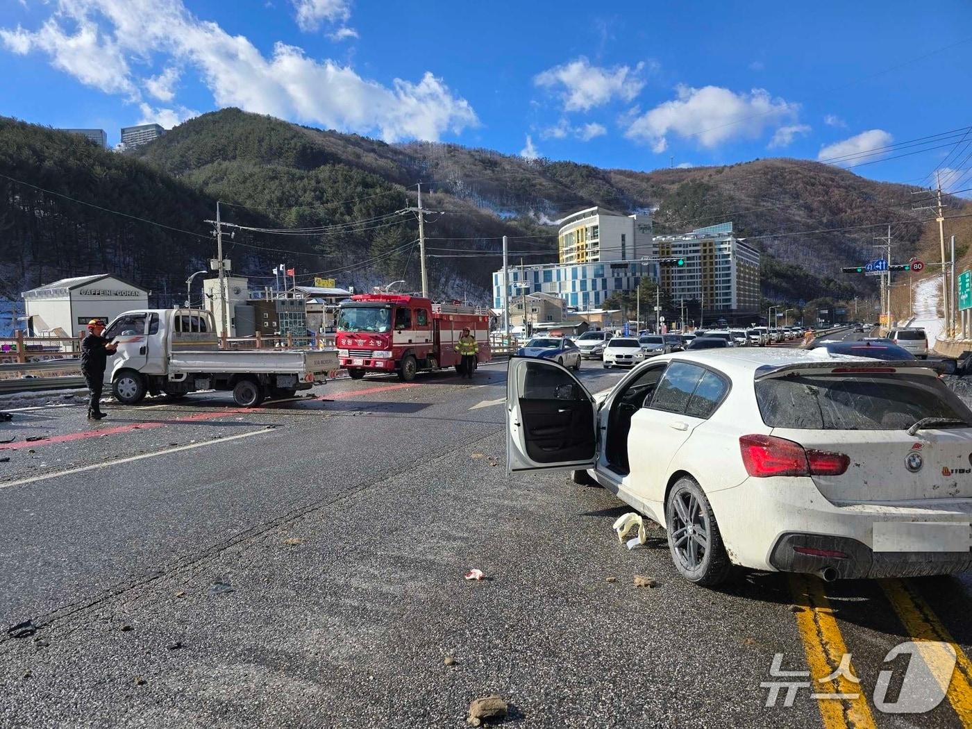 본문 이미지 - 11일 오후 1시 8분쯤 강원 정선군 고한읍 보건시설 인근에서 화물차와 승용차간 추돌사고로 3명이 중경상을 입고 각각 병원으로 옮겨졌다. (강원도소방본부 제공. 재판매 및 DB금지) 2026.1.11/뉴스1