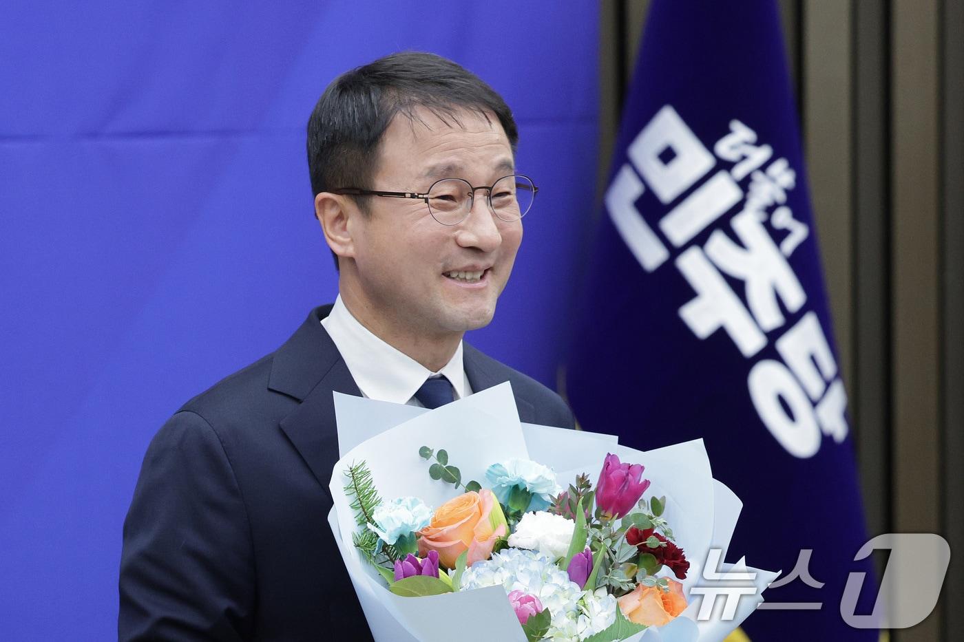 한병도 더불어민주당 신임 원내대표가 11일 서울 여의도 국회에서 열린 제22대 국회 더불어민주당 원내대표 선출을 위한 의원총회에서 인사를 하고 있다. 2026.1.11/뉴스1 ⓒ News1 신웅수 기자