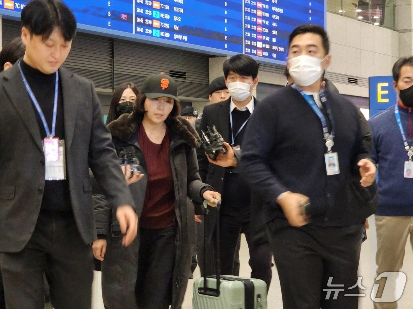 본문 이미지 - 11일 오후 7시 16분쯤 김경 서울시의원이 인천공항을 통해 입국하고 있다. 2026.01.11/ⓒ 뉴스1 권진영 기자