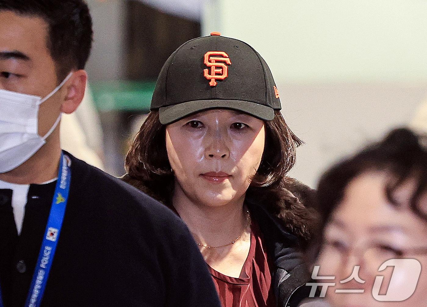 본문 이미지 - 김경 서울시의원이 11일 인천국제공항 제1여객터미널을 통해 귀국하고 있다. 김 의원은 과거 2022년 지방선거 당시 더불어민주당 소속이던 강선우 의원에게 공천헌금 1억원을 전달한 의혹을 받고 있다. 2026.1.11/뉴스1 ⓒ News1 이호윤 기자