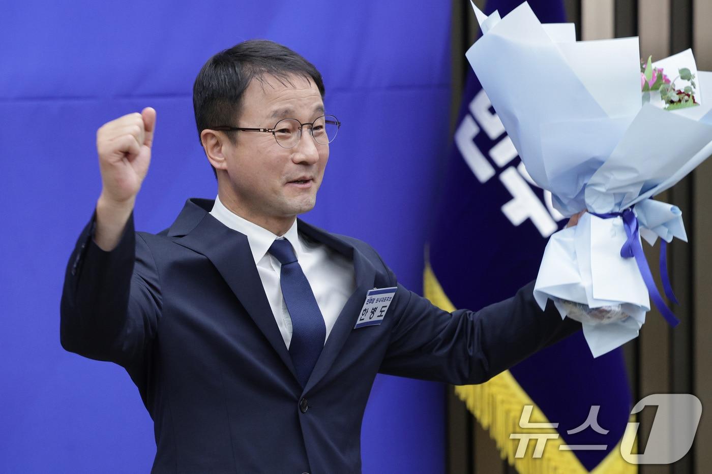 한병도 더불어민주당 신임 원내대표가 11일 서울 여의도 국회에서 열린 제22대 국회 더불어민주당 원내대표 선출을 위한 의원총회에서 인사를 하고 있다. 2026.1.11/뉴스1 ⓒ News1 신웅수 기자