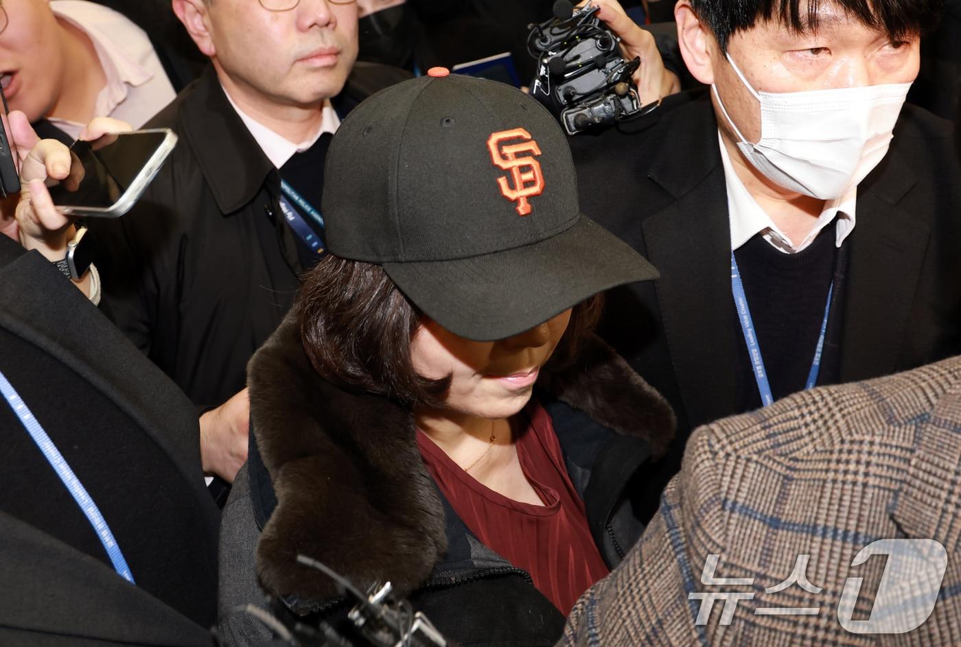 김경 서울시의원이 11일 인천국제공항 제1여객터미널을 통해 귀국하고 있다. 김 의원은 과거 2022년 지방선거 당시 더불어민주당 소속이던 강선우 의원에게 공천헌금 1억원을 전달한 의혹을 받고 있다. 2026.1.11/뉴스1 ⓒ News1 이호윤 기자