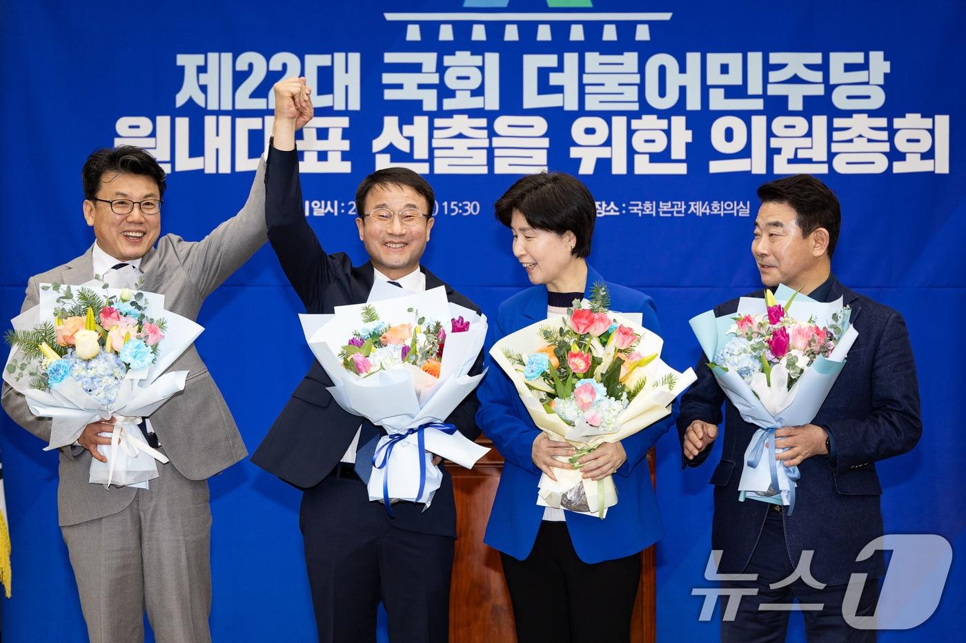 본문 이미지 - 지난 1월 서울 여의도 국회에서 열린 더불어민주당 원내대표 선출을 위한 의원총회에서 한병도 의원이 꽃다발을 들고 있다. 왼쪽부터 진성준 의원, 한 의원, 백혜련, 박정 의원. 2026.1.11 ⓒ 뉴스1 유승관 기자