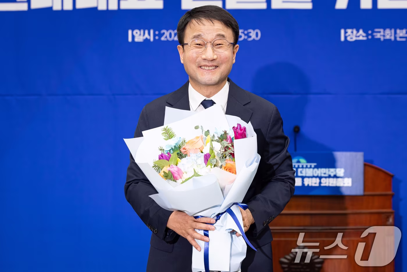 더불어민주당 신임 원내대표로 선출된 한병도 의원이 11일 서울 여의도 국회에서 열린 제22대 국회 더불어민주당 원내대표 선출을 위한 의원총회에서 꽃다발을 들고 있다. 2026.1.11/뉴스1 ⓒ News1 유승관 기자
