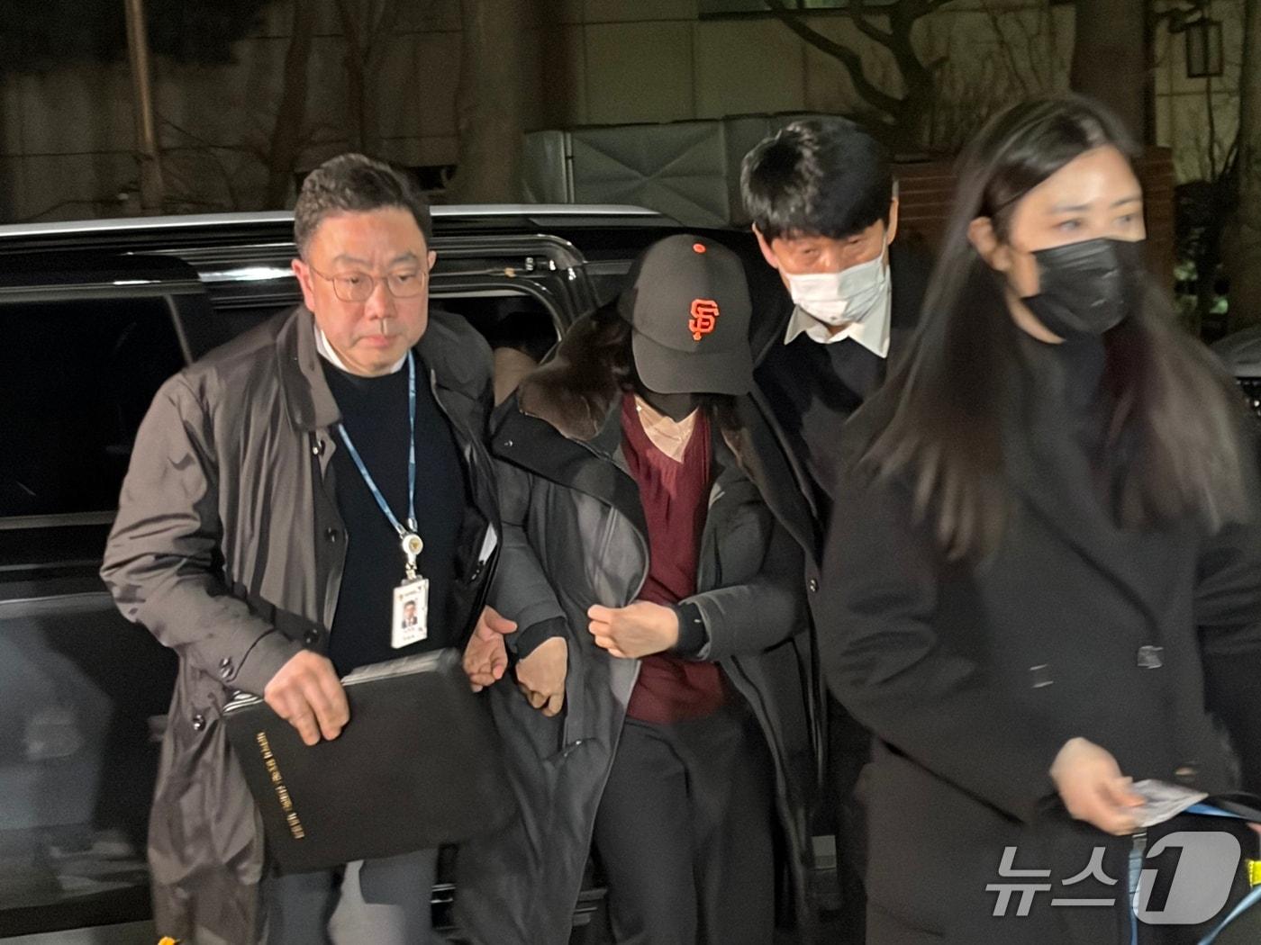 본문 이미지 -  김경 서울시의원이 11일 오후 서울 마포구에 있는 서울경찰청 광역수사단 공공범죄수사대로 출석하고 있다. 2026.1.11/뉴스1 ⓒ News1 한수현 기자