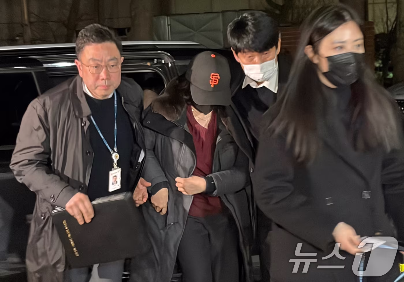 '공천 헌금' 의혹을 받는 김경 서울시의원이 11일 오후 서울 마포구 서울경찰청 광역수사단 공공범죄수사대로 출석하고 있다. 2026.1.11/뉴스1 ⓒ News1 한수현 기자