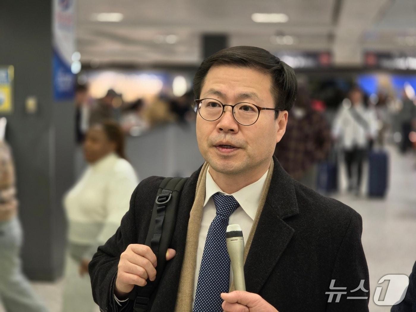 본문 이미지 - 여한구 산업통상자원부 통상교섭본부장이 11일(현지시간) 미국 워싱턴DC 인근 덜레스 국제공항을 통해 입국하며 기자들의 질문에 답하고 있다.