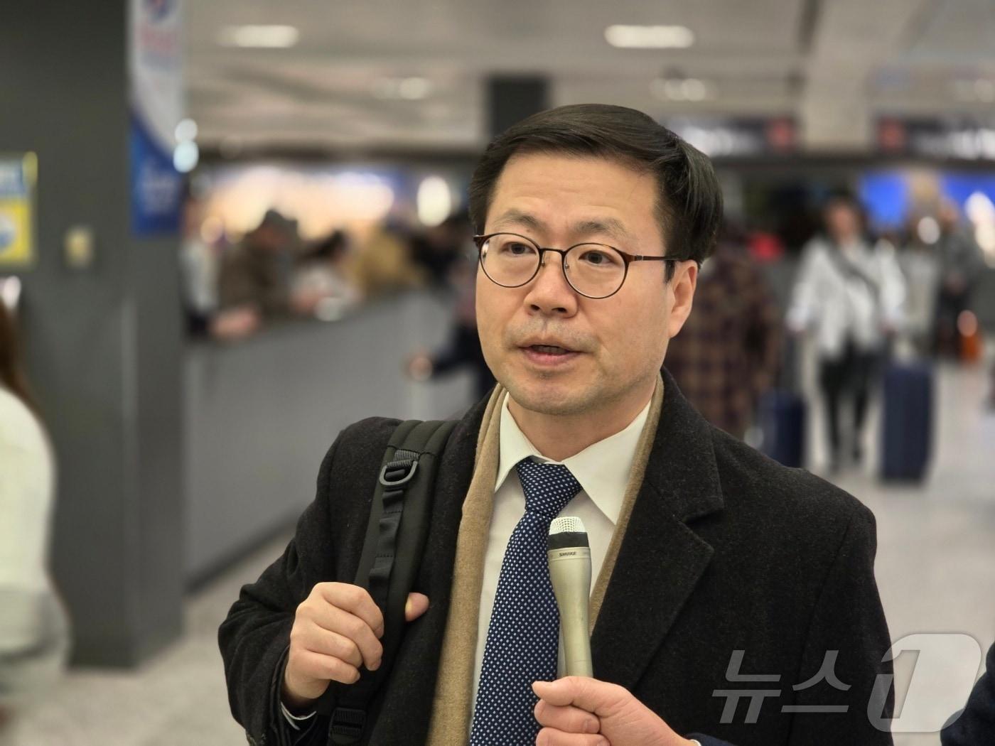 본문 이미지 - 여한구 산업통상자원부 통상교섭본부장이 11일(현지시간) 미국 워싱턴DC 덜레스국제공항을 통해 입국하면서 기자들의 질문에 답하고 있다. 2026.01.11. ⓒ News1 류정민 특파원