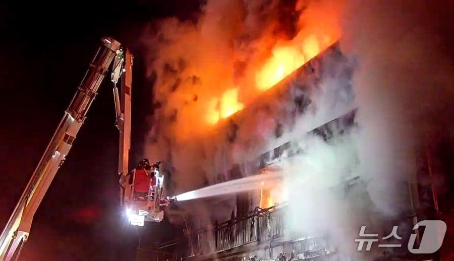 본문 이미지 - 화재 현장. (경기도소방재난본부 제공. 재판매 및 DB 금지) 2026.1 12/뉴스1