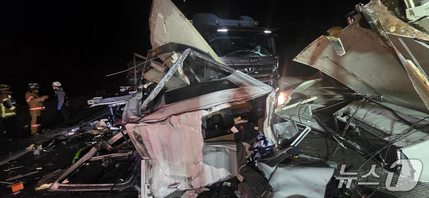 서산영덕고속도로 사고 현장.(독자 송영훈 씨 제공. 재판매 및 DB금지)/뉴스1