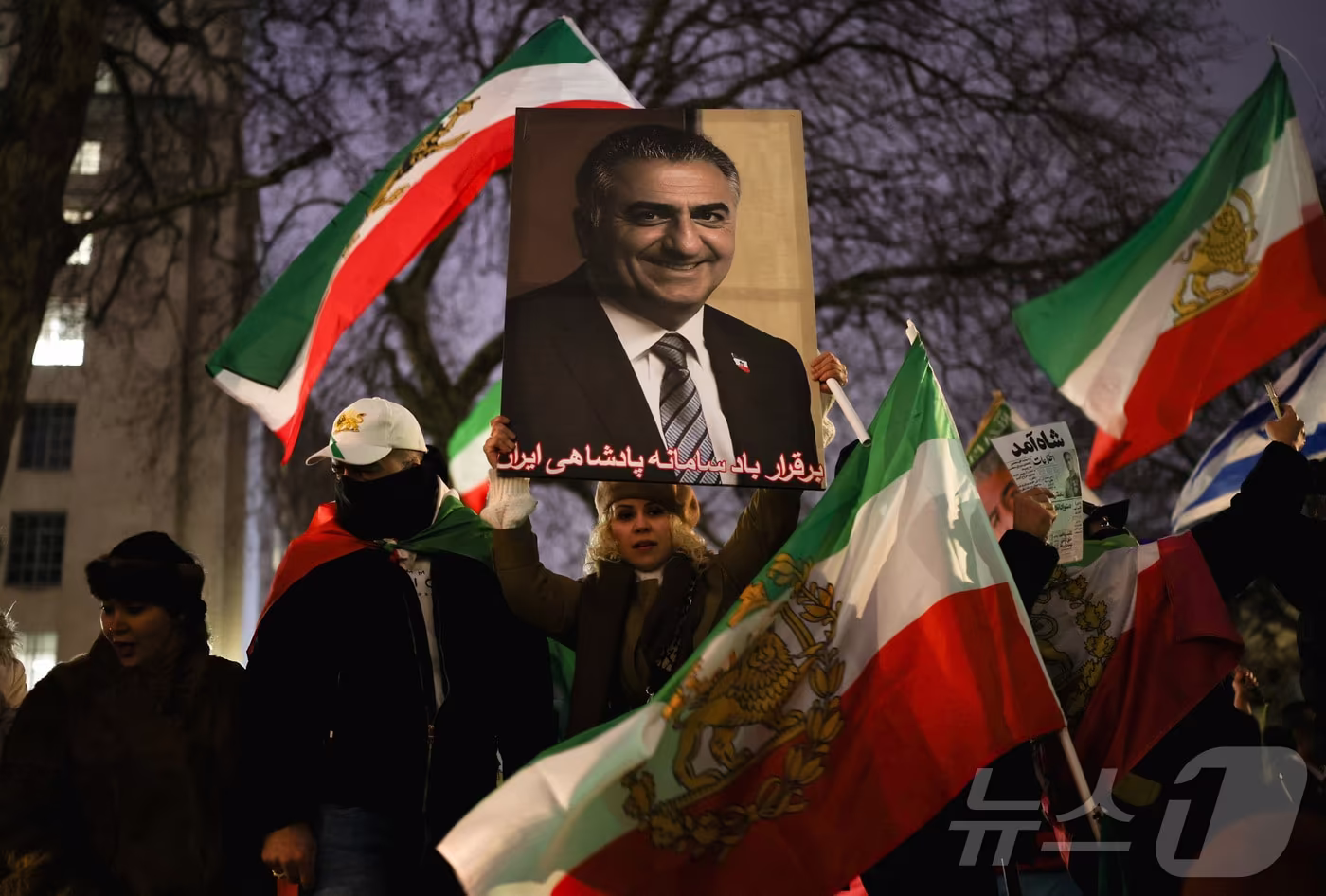 11일(현지시간) 영국 런던 다우닝가 앞에서 이란 시민을 지지하는 시위대들이 이란의 마지막 국왕(샤)의 망명 중인 아들 레자 팔라비의 사진을 들어 올리고 있다. ⓒ 로이터=뉴스1 ⓒ News1 양은하 기자