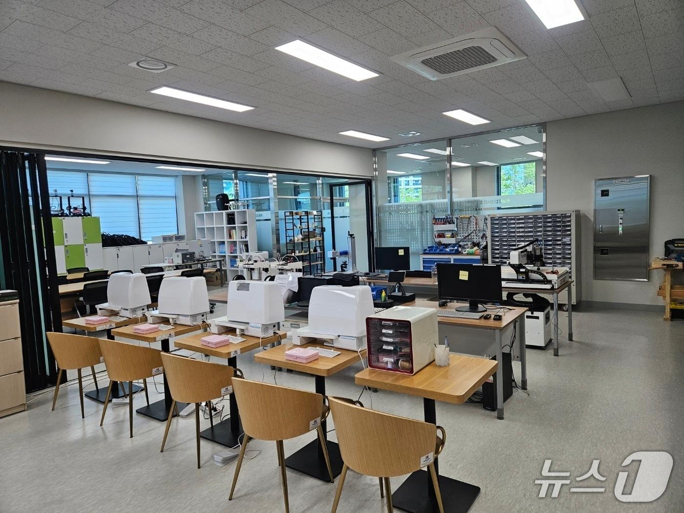 본문 이미지 - 용인시 영덕동 소공인 스타트업 허브 1층에 조성된 '메이커 스페이스' <자료사진>(용인시산업진흥원 제공)