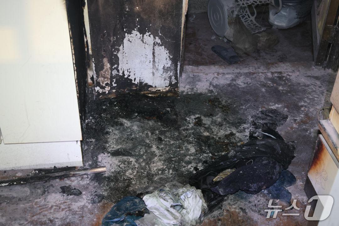 본문 이미지 - 11일 부산 사상구 괘법동 화재 현장.(부산소방재난본부 제공. 재판매 및 DB 금지)