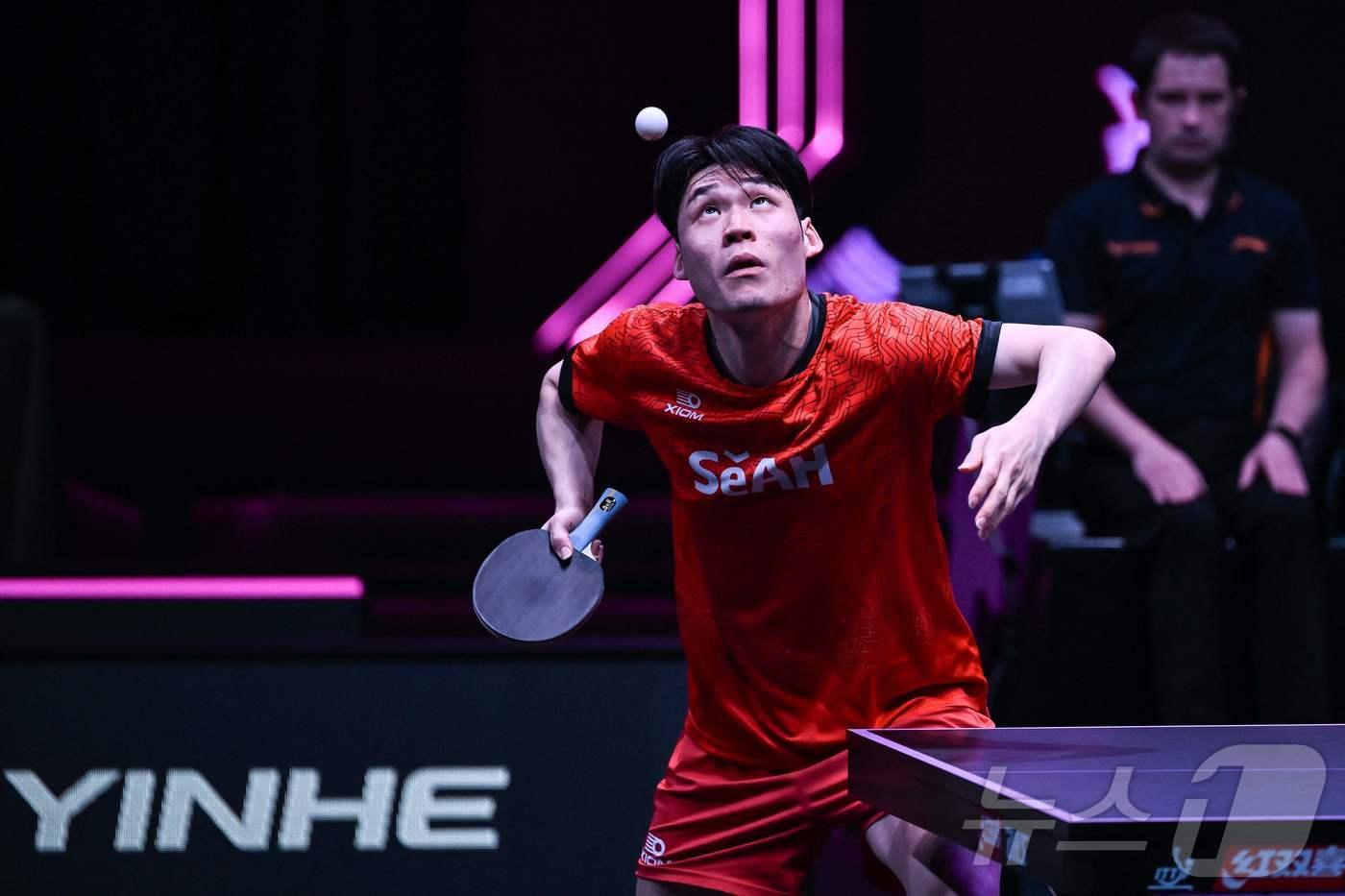 장우진이 12일(한국시간) 카타르 도하에서 열린 월드테이틀테니스(WTT) 챔피언스 도하 남자 단식 결승에서 린윈루를 상대로 서브를 하고 있다.  ⓒ AFP=뉴스1