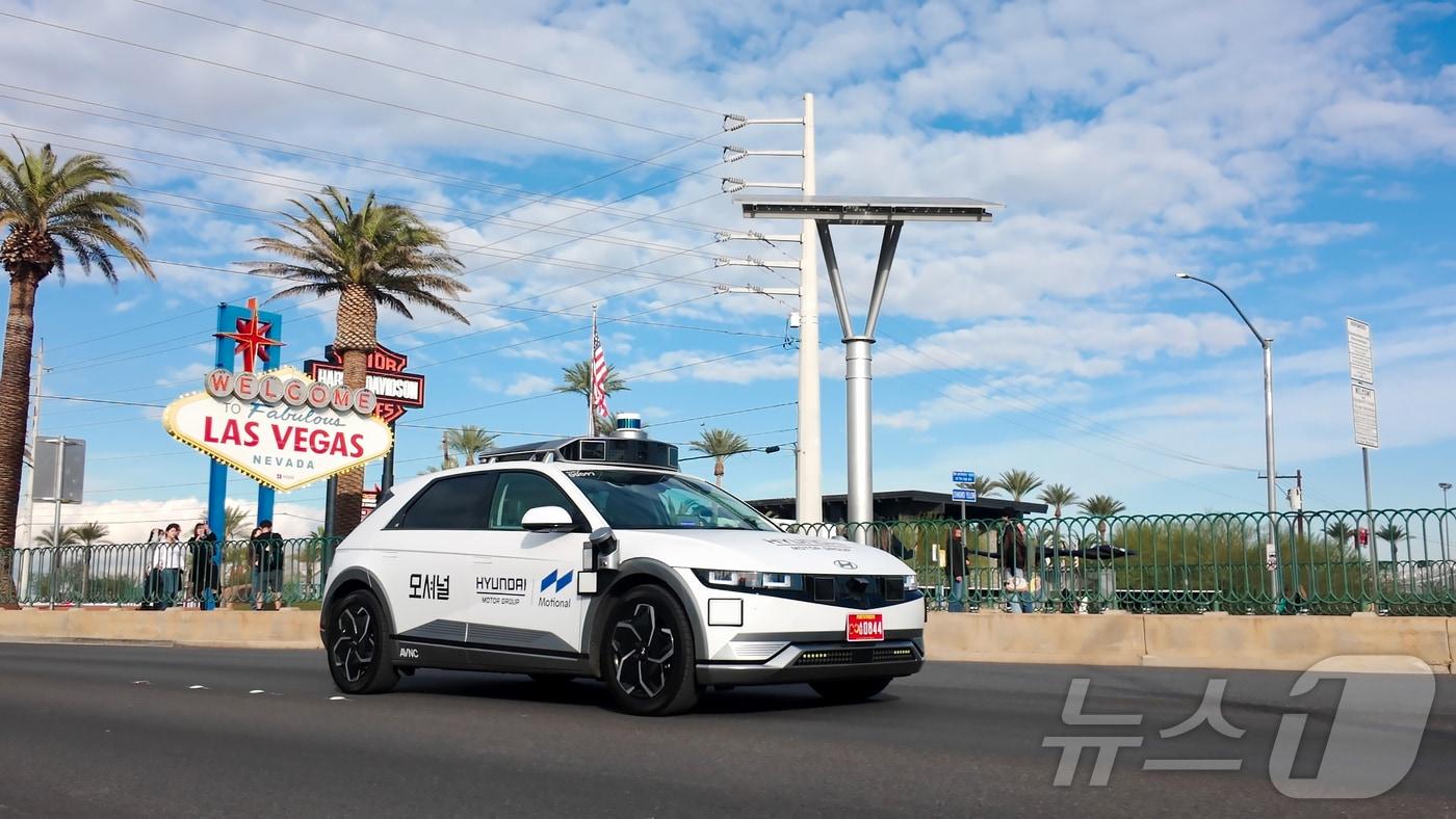 본문 이미지 - 현대자동차그룹의 자율주행 합작법인 모셔널은 지난 8일(현지시간) 미국 라스베이거스에 위치한 테크니컬 센터에서 모셔널의 자율주행 기술 개발 현황과 향후 전략을 소개하는 기자 간담회를 개최했다고 12일 밝혔다. 사진은 모셔널 로보택시가 라스베이거스 시내를 주행하는 모습. (현대차·기아 제공. 재판매 및 DB 금지) 2026.1.12/뉴스1