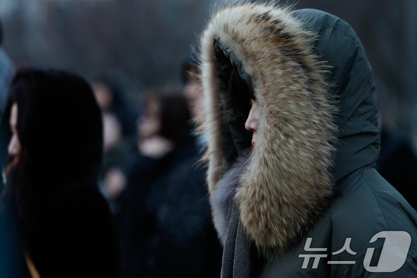 본문 이미지 - 시민들이 몸을 움츠린 채 출근길을 서두르고 있다. 2026.1.12 ⓒ 뉴스1 안은나 기자