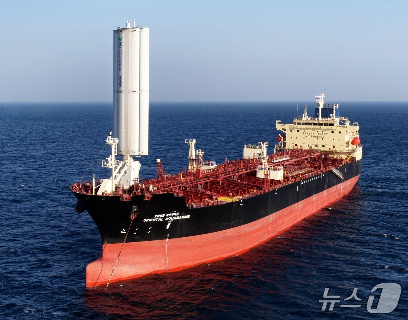 본문 이미지 - 윙세일을 설치한 HMM의 5만톤급 중형 유조선(MR탱커) 오리엔탈 아쿠아마린(Oriental Aquamarine)호(HMM 제공)