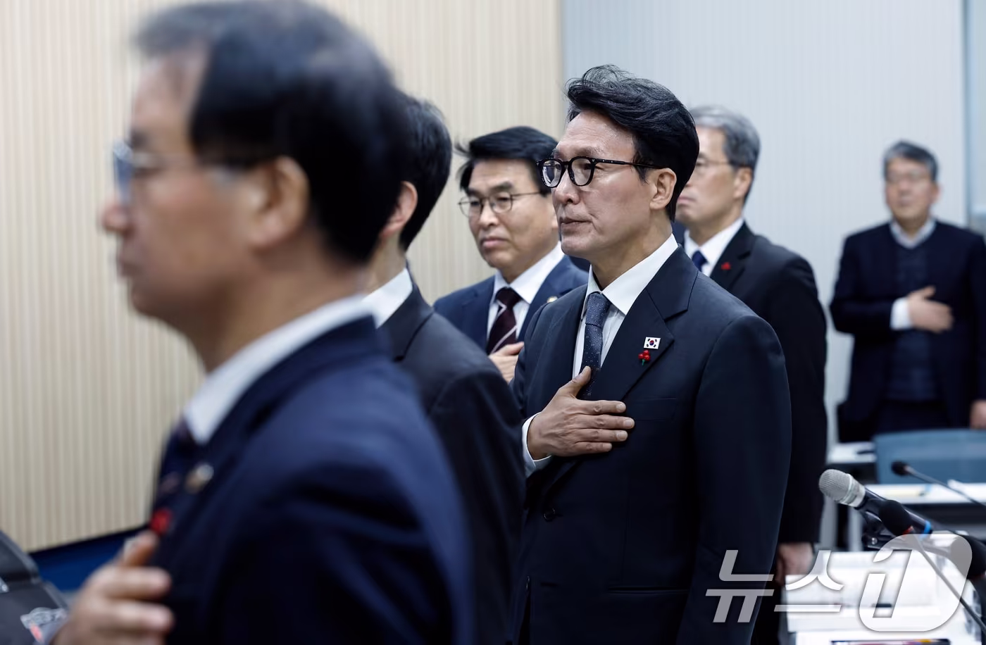 김민석 국무총리가 12일 오전 서울시 은평구 진흥로 한국행정연구원 대회의장에서 열린 5개처·원안위 업무보고에서 국민의례를 하고 있다. 2026.1.12/뉴스1 ⓒ News1 박정호 기자