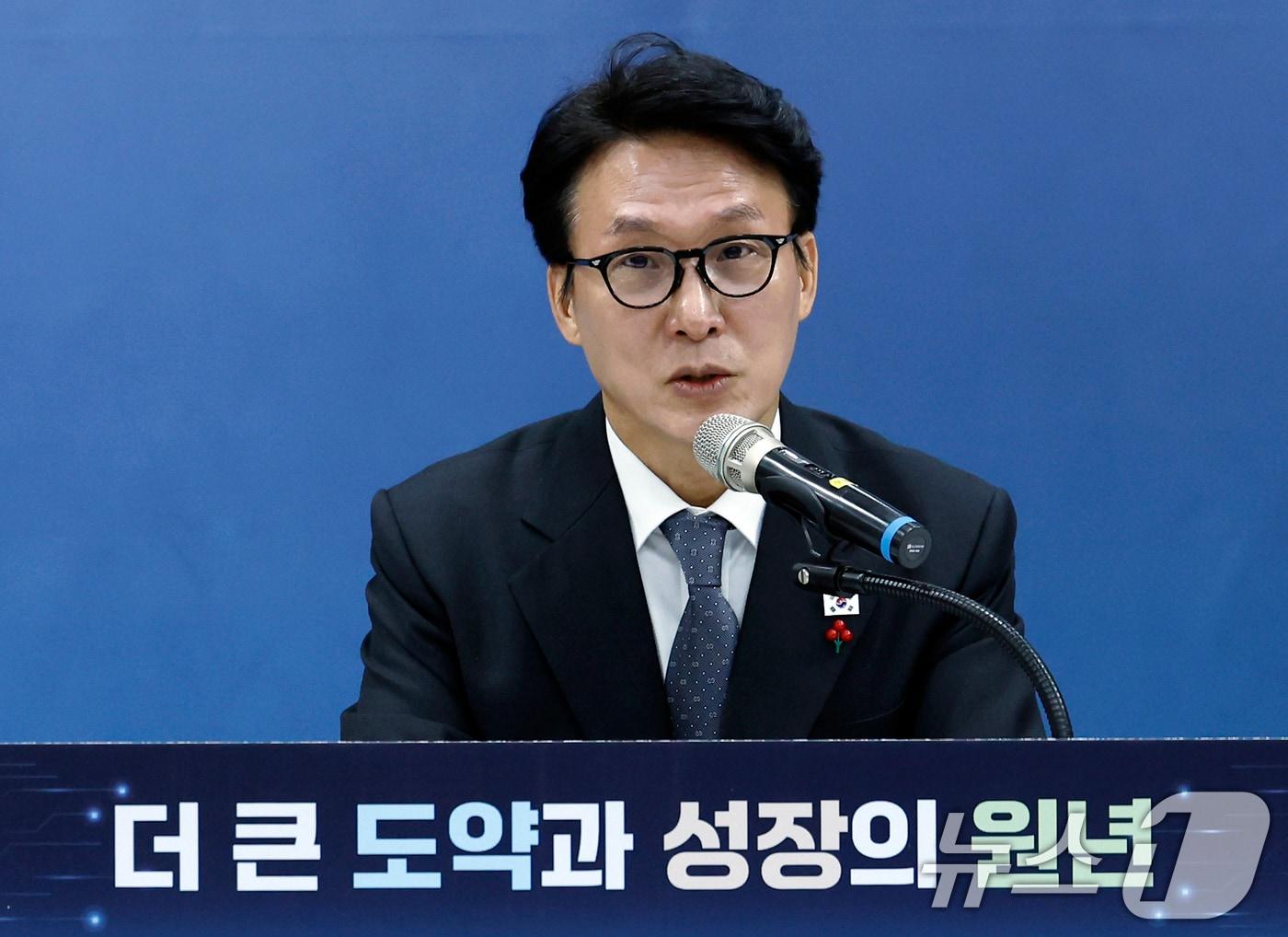 본문 이미지 - 김민석 국무총리가 12일 오전 서울시 은평구 진흥로 한국행정연구원 대회의장에서 열린 5개처·원안위 업무보고에서 모두 발언을 하고 있다. 2026.1.12/뉴스1 ⓒ News1 박정호 기자