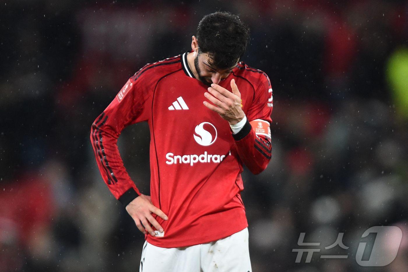 맨체스터 유나이티드의 주장 브루노 페르난데스가 12일(한국시간) 영국 맨체스터의 올드 트래퍼드에서 열린 브라이튼 앤드 호브 앨비언과 2025-26 FA컵 3라운드에서 패배 후 아쉬워하고 있다. ⓒ AFP=뉴스1