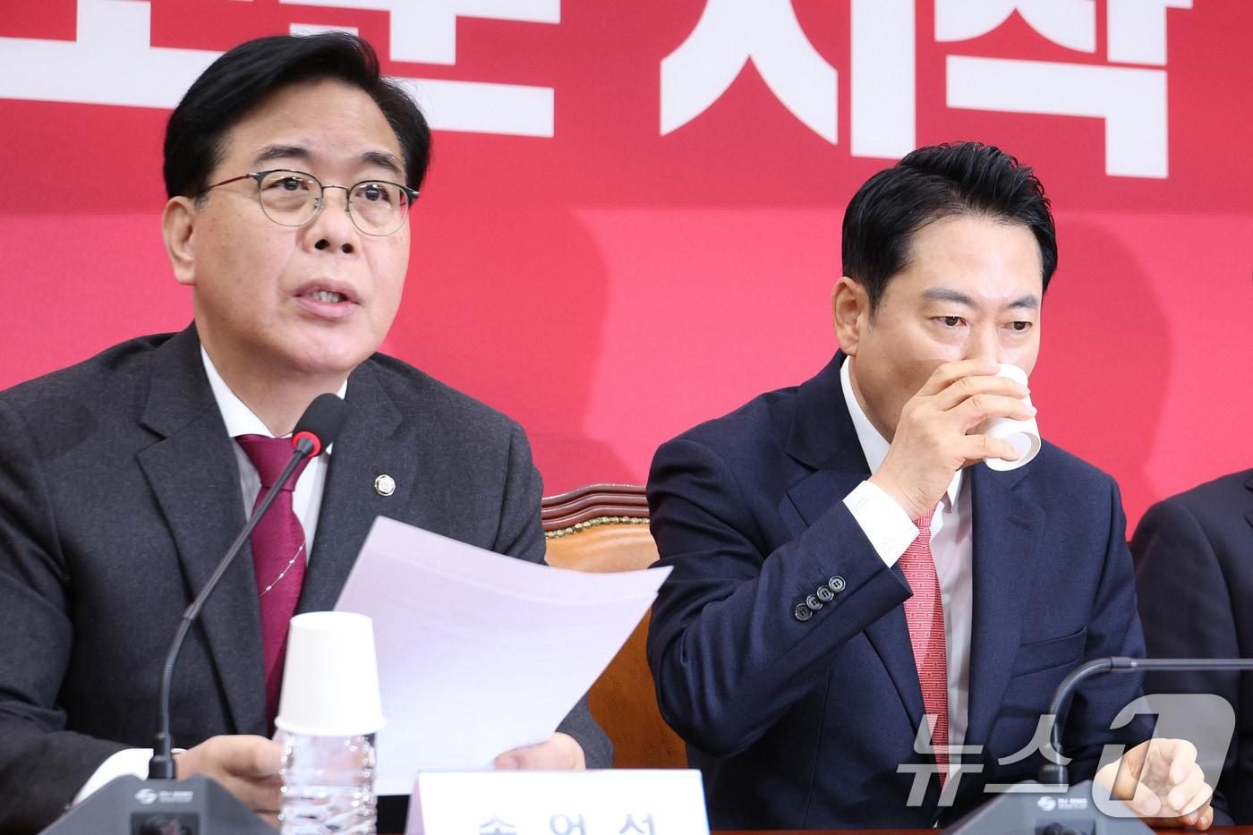 장동혁 국민의힘 대표가 12일 서울 여의도 국회에서 열린 최고위원회의에서 목을 축이고 있다. ⓒ News1 신웅수 기자