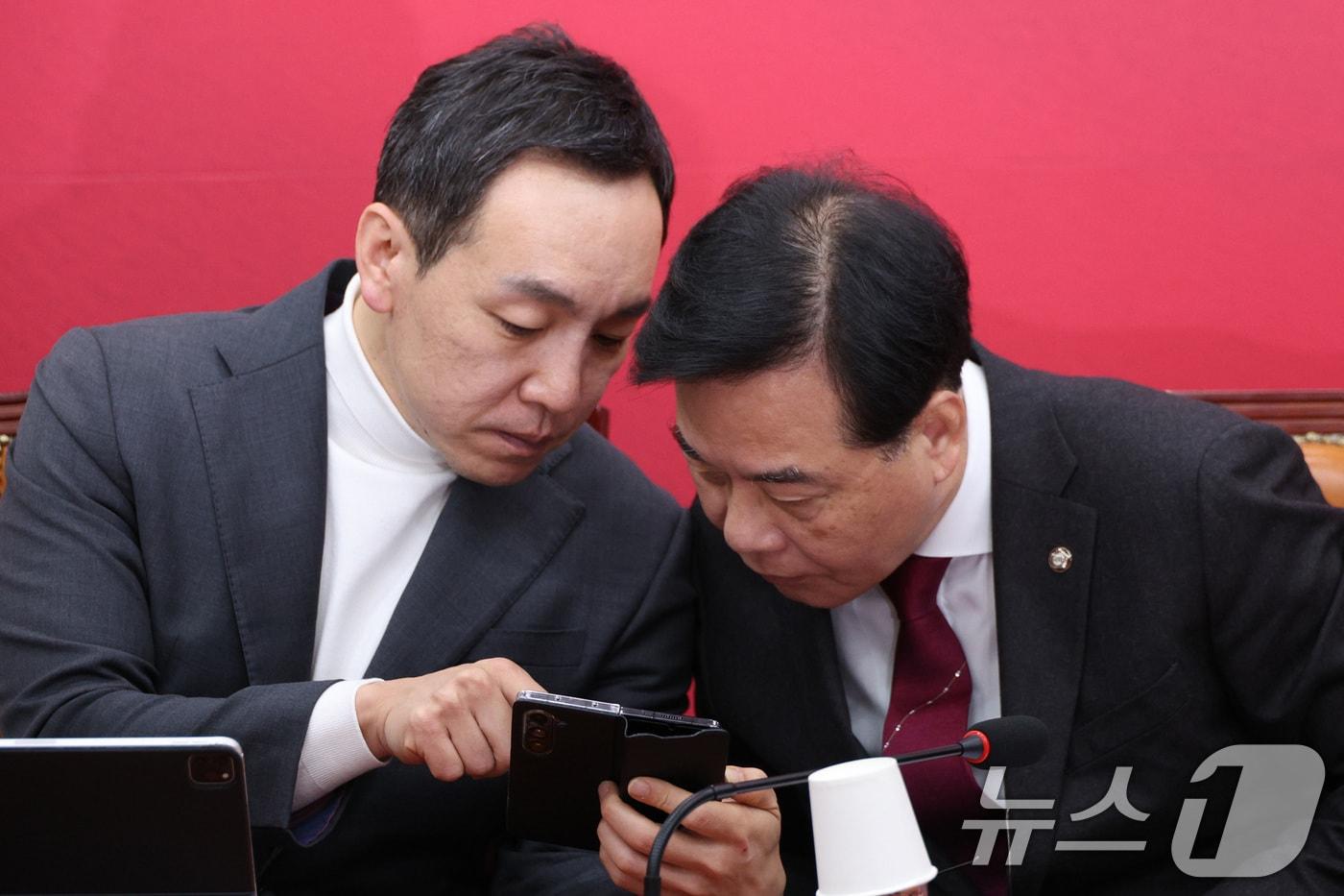 본문 이미지 - 송언석 국민의힘 원내대표와 김민수 최고위원이 12일 서울 여의도 국회에서 열린 최고위원회의에서 대화하고 있다. 2026.1.12 ⓒ 뉴스1 신웅수 기자