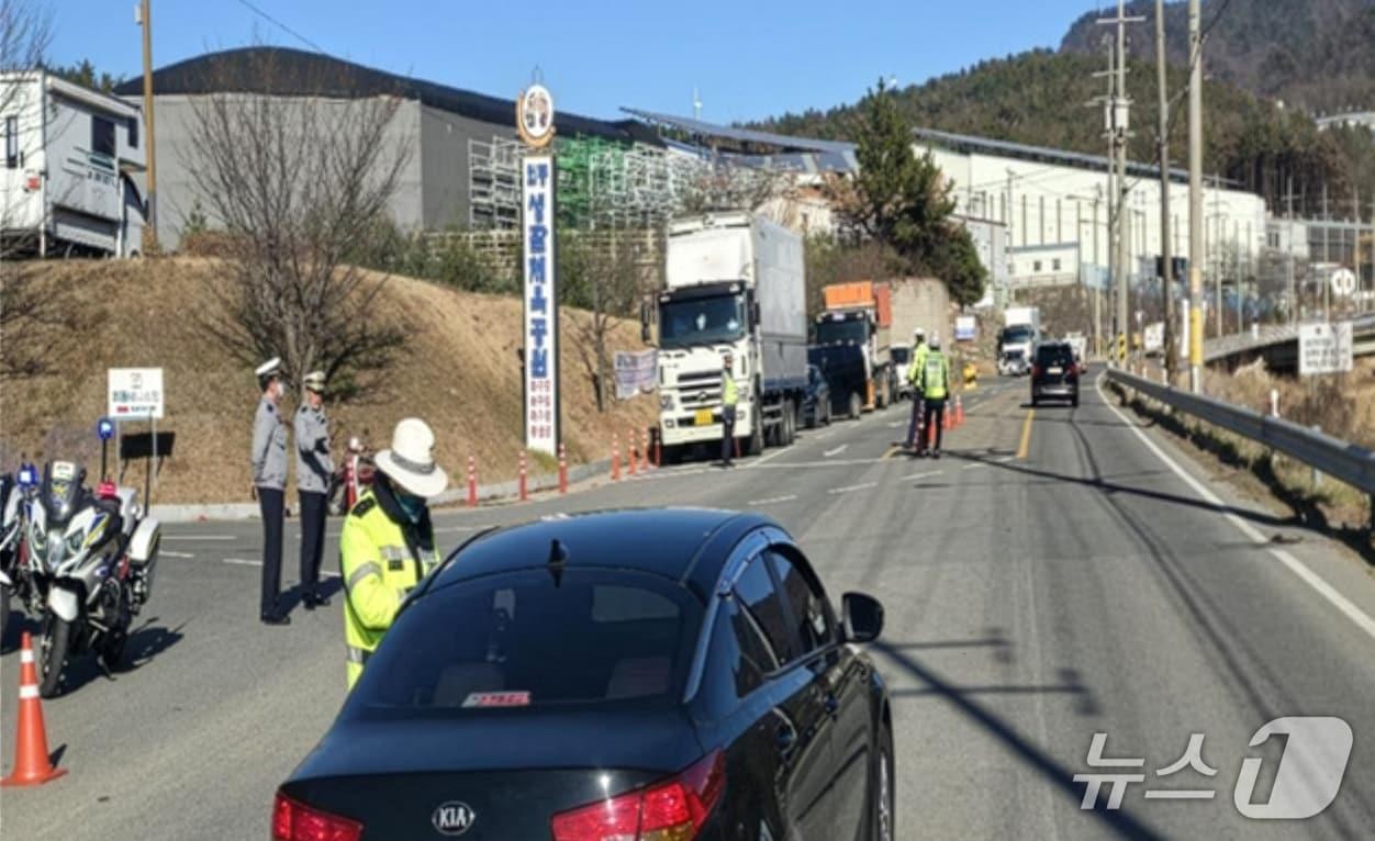 본문 이미지 -  교툥 사망사고가 잇따르자 경북 경주경찰서가 12일 교통특별경보를 발령하고 집중 단속에 나섰다. (경주경찰서 제공, 재판매 및 DB금지)