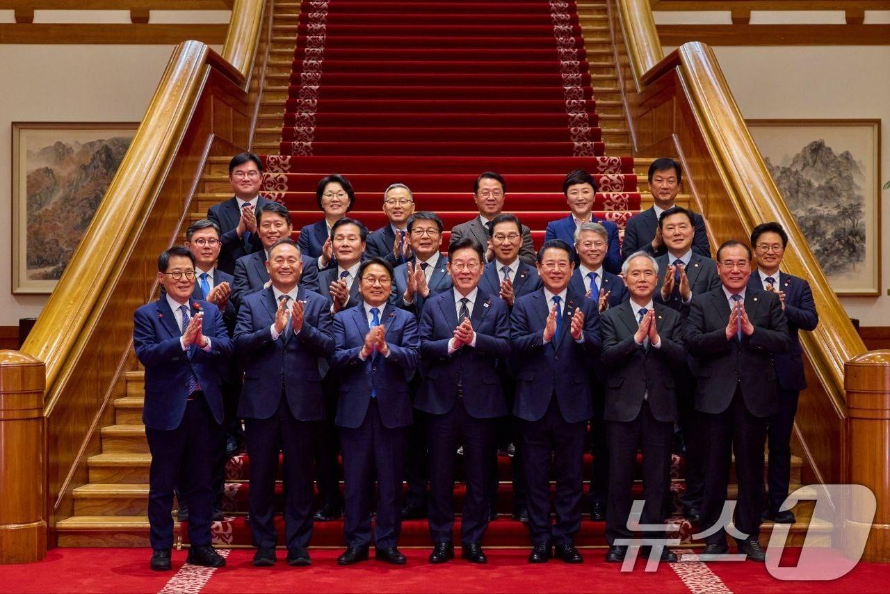 본문 이미지 - 이재명 대통령과 강기정 광주시장, 김영록 전남도지사 그리고 광주전남 지역 국회의원들이 9일 청와대에서 열린 행정통합 관련 간담회 후 기념촬영하고 있다. (전남도 제공. 재판매 및 DB 금지) 2026.1.12/뉴스1 ⓒ News1