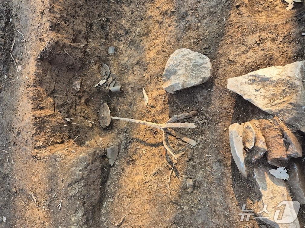 본문 이미지 - 아산 승계산성 발굴지에서 출토된 철제 유물. (아산시청 제공. 재판매 및 DB금지)