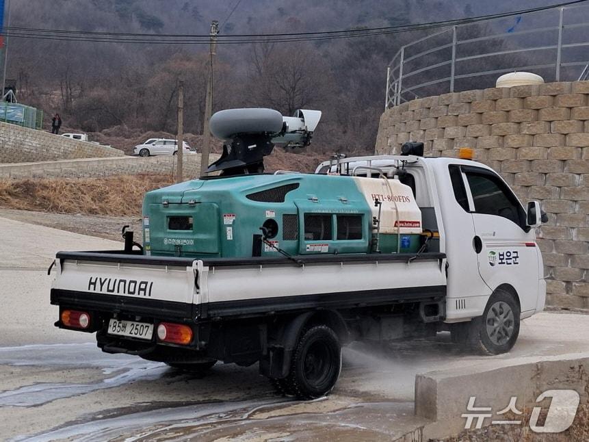 본문 이미지 - 보은군 고병원성 조류인플루엔자 방역 장면(보은군 제공. 재판매 및 DB금지) /뉴스1