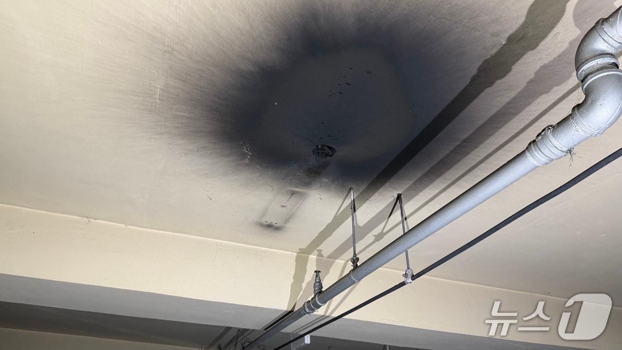 본문 이미지 - 12일 새벽 제주시 소재 아파트 지하주차장에서 발생한 화재 현장.(제주도소방안전본부 제공. 재판매 및 DB 금지)