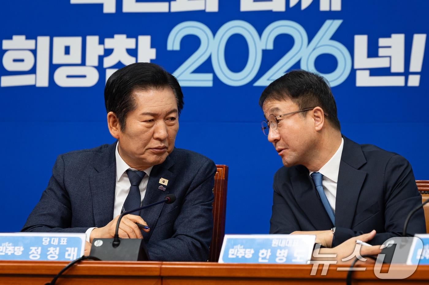 본문 이미지 - 정청래 더불어민주당 대표와 한병도 신임 원내대표가 지난 12일 서울 여의도 국회에서 열린 최고위원회의에서 대화하고 있다. 2026.1.12/뉴스1 ⓒ News1 유승관 기자